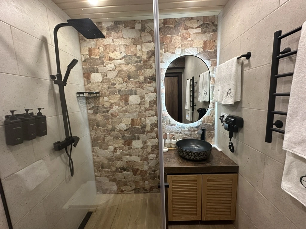 room 2 bathroom 1