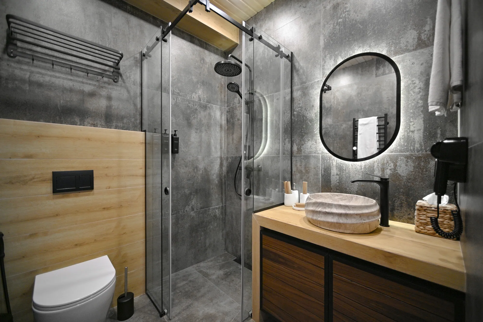 room 6 bathroom 1