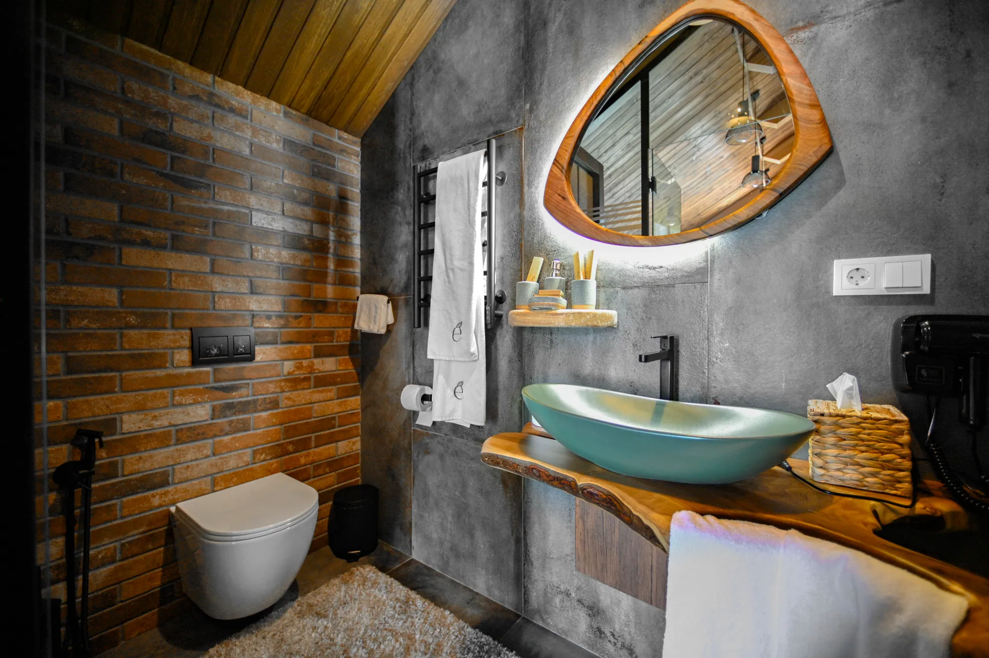 room 8 bathroom 1