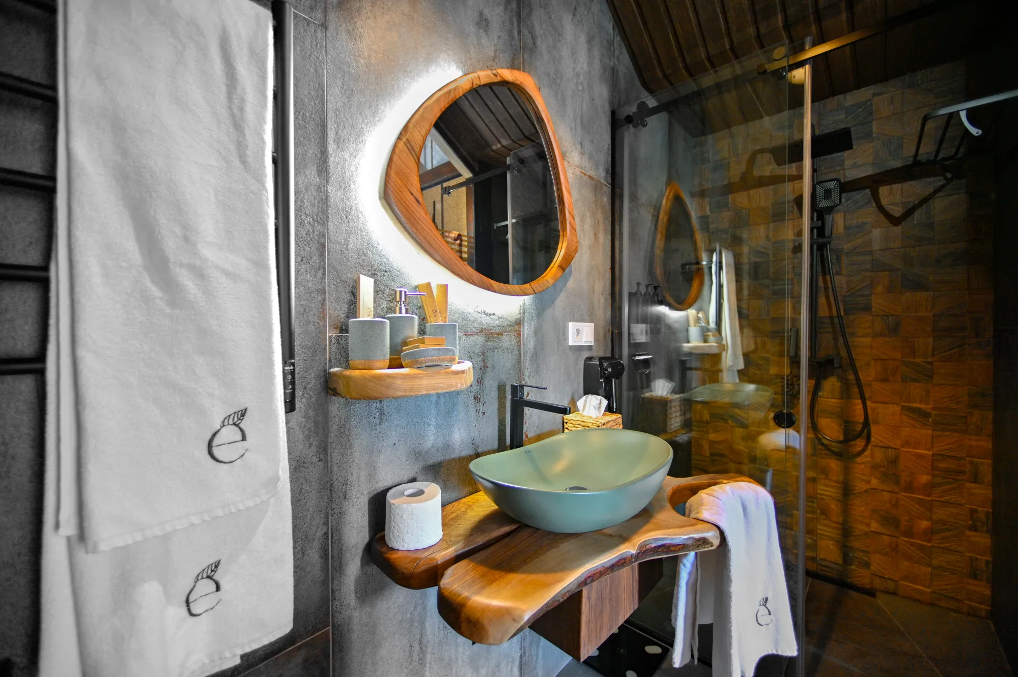 room 8 bathroom 2